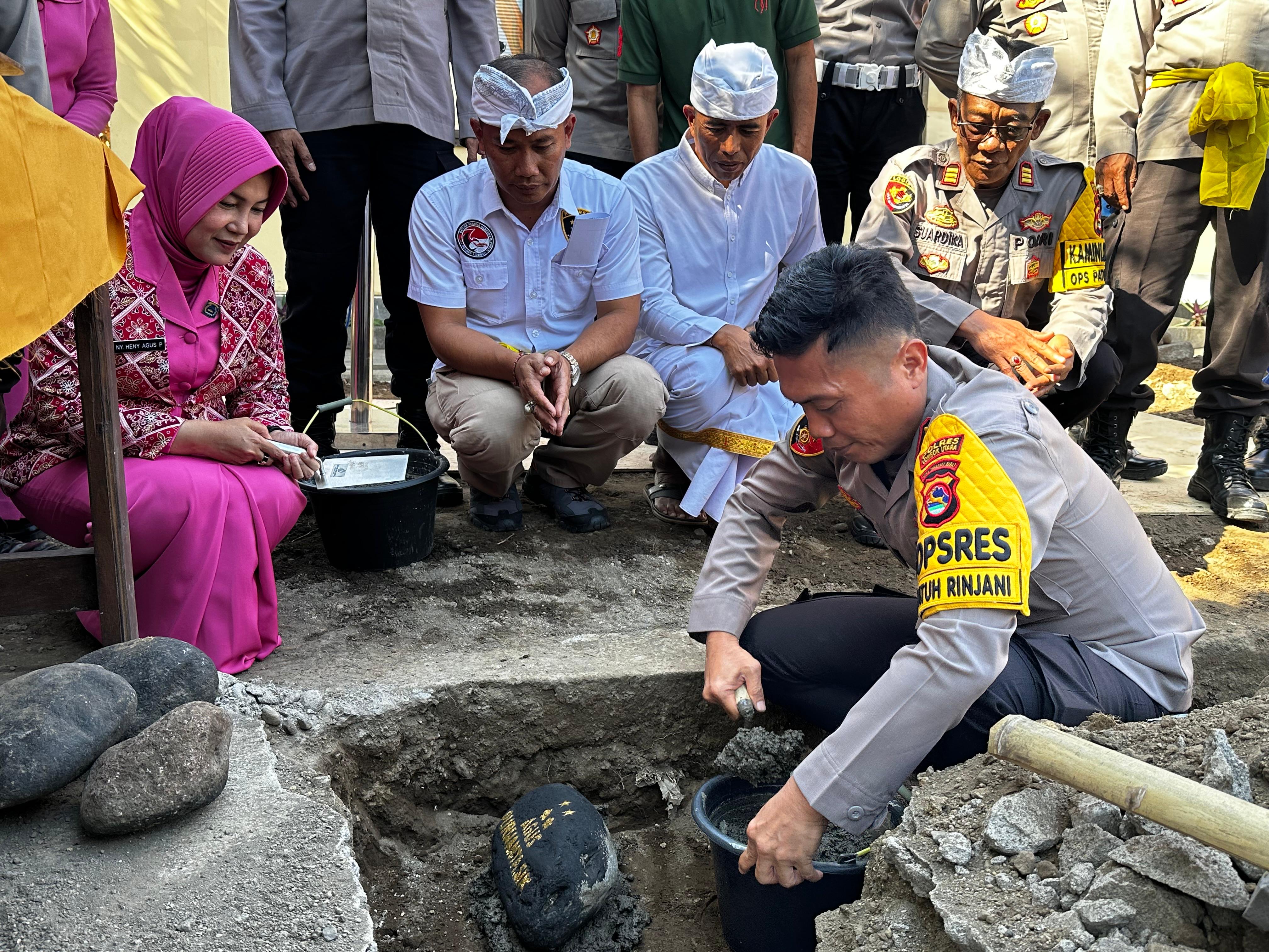TOLERANSI: Kapolres Lombok Utara pembangunan Bale Gong di Pura Amerta Giri Rinjani, Kamis (17/7) lalu