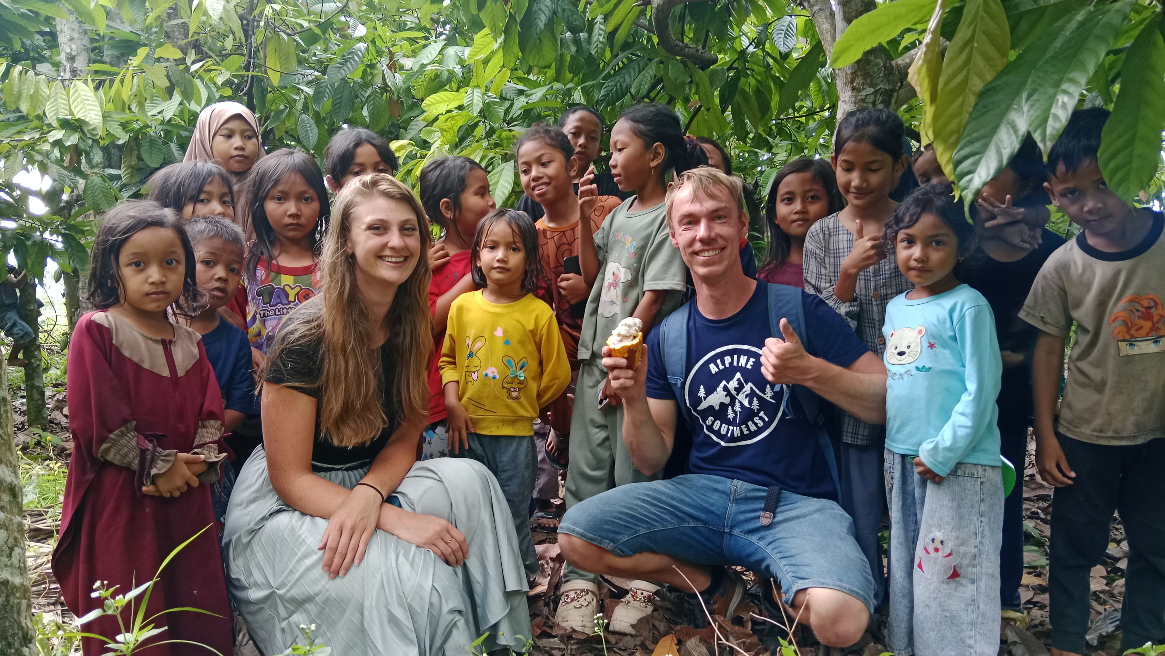 Tamu mancanegara saat kagum melihat buah kakao yang sudah matang di Agro  wisata Kakao di Dusun Lendang Nangka, Desa Bebidas Kecamatan Wanasaba.