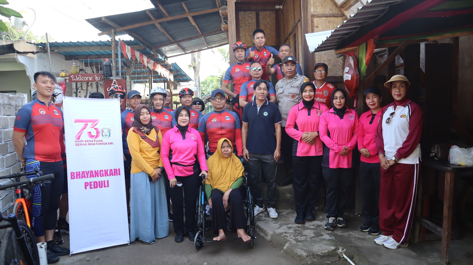 PEDULI: Kapolres bersama Ketua Bhayangkari menyerahkan kursi roda disela-sela gowes di Gili Air