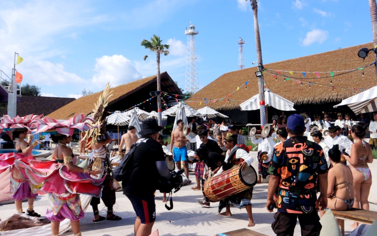 Penampilan kesenian Gendang Beleq sedot animo wisatawan yang datang ke Bunny Beach Carnival Gili Trawangan, Sabtu (19/7).