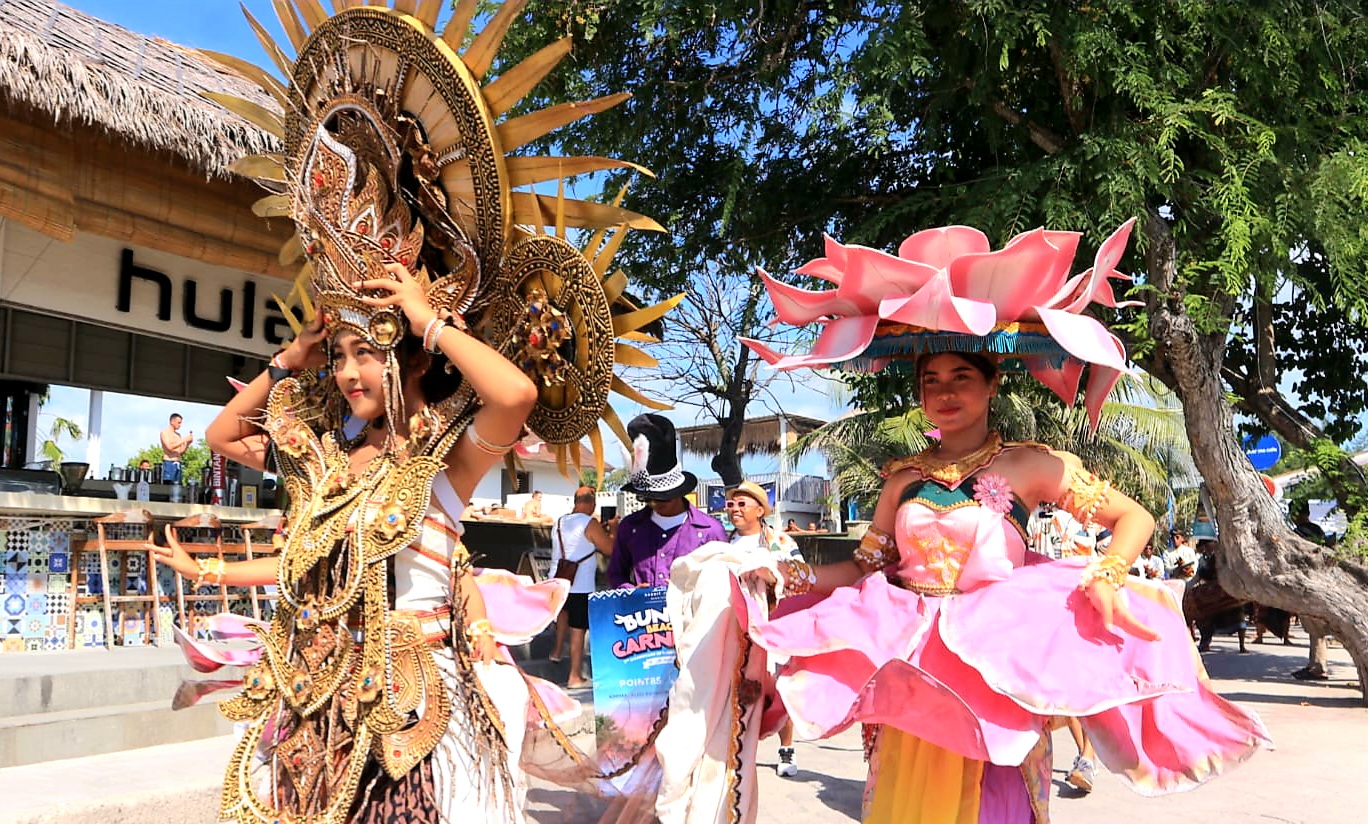 SEDOT PERHATIAN: Karnaval Putri Mandalika hingga iringan Gendang Beleq yang menjadi rangkaian acara Bunny Beach Carnival #1 (BBC#1) yang diselenggarakan Rabbit Jump Gili Trawangan berlangsung semarak.