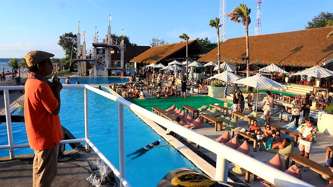 JADI MAGNET WISATA: Kabid Pemasaran Dispar NTB Mulki saat menyampaikan sambutan dalam acara Bunny Beach Carnival di Rabbit Jump Gili Trawangan, Sabtu (19/7).