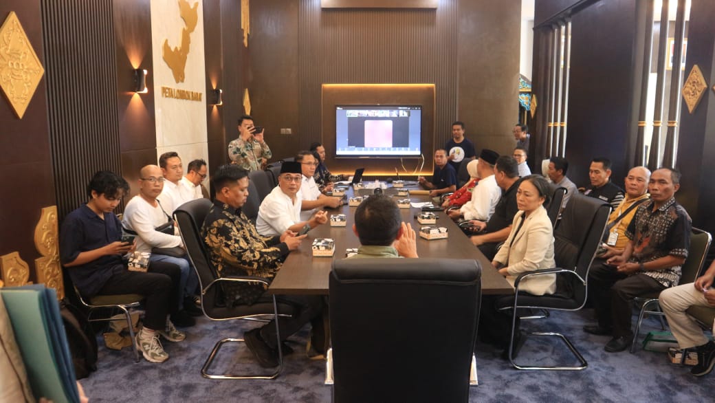 PRESENTASI: Investor Marina Bay saat hendak presentasi terkat rencana pembangunan smart city di hadapan Bupati Lobar Lalu Ahmad Zaini.