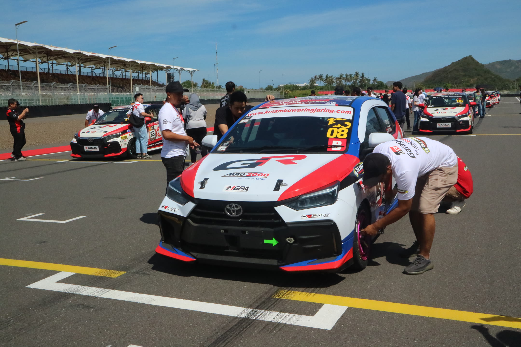 RESMI DIMULAI: Persiapan belasan mobil balap pada kelas Agya Krida One Make Race dalam ajang Mandalika Festival of Speed 2025 di Sirkuit Internasional Mandalika, Sabtu (19/7).