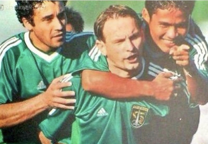 Dejan Antonic diapit oleh Alfredo Figueroa (kiri) dan menggendong Rahmat Affandi (kanan). (Arsip IG @pemerhatisejarapersebaya)