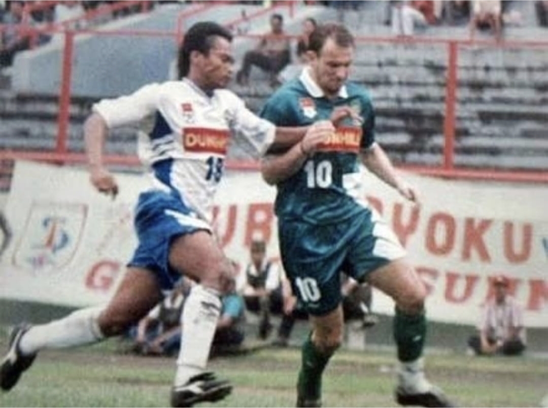 Di Surabaya, Dejan Antonic menggunakan kostum bernomor punggung 10. Menegaskan bahwa dirinya adalah&nbsp;playmaker&nbsp;di Persebaya Surabaya. (Foto: istimewa)