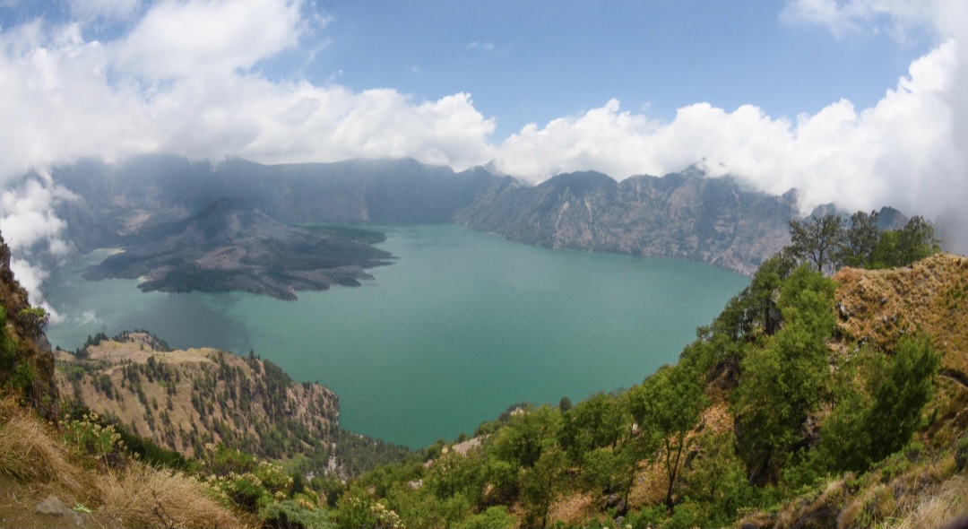 MAGNET WISATAWAN: Pemandangan indah kawasan Gunung Rinjani dengan latar belakang Danau Segara Anak. Dewan menolak pengembangan seaplane dan glamping di kawasan tersebut.