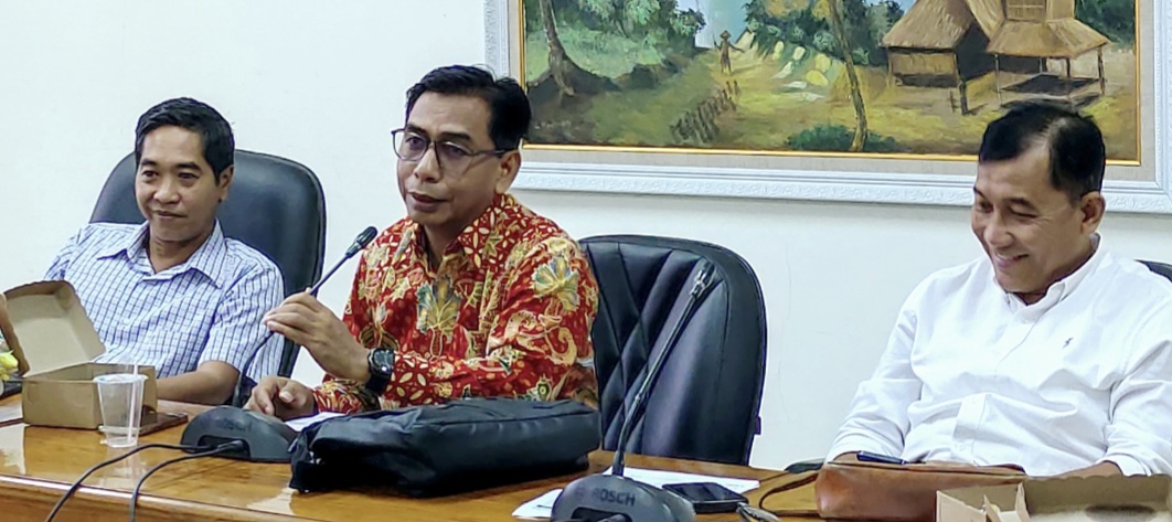 Ketua Komisi III DPRD NTB Sambirang Ahmadi (tengah) didampingi Sekretaris Raden Nuna Abriadi (kanan) dan Wakil Ketua Rahadian Soedjono (kiri) saat rapat kerja dengan BPKAD NTB, Kamis (17/7).
