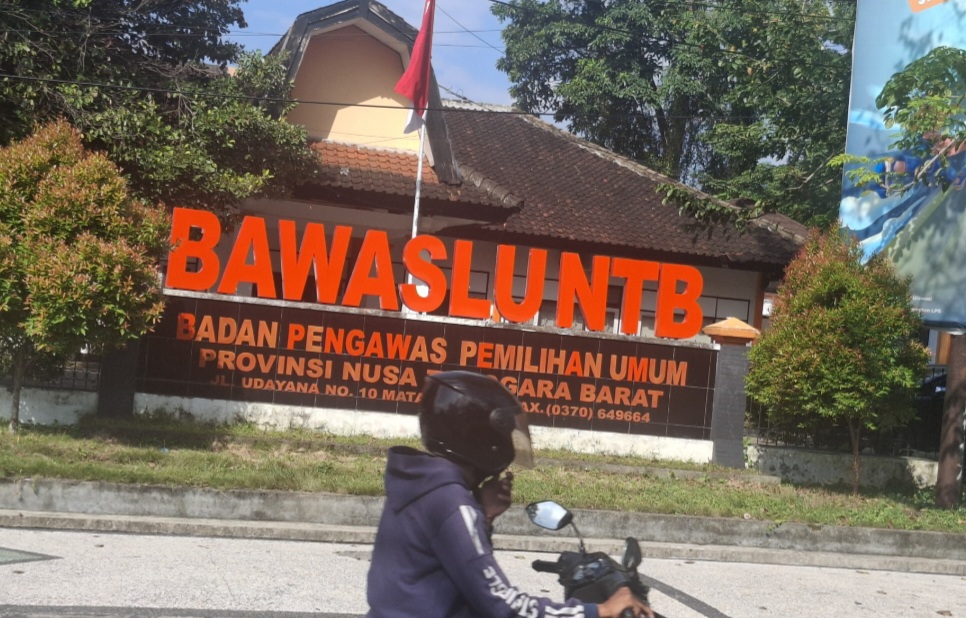 BEKAS ASET DAERAH: Kantor Bawaslu NTB di Jalan Udayana yang sebelumnya jadi aset Pemprov NTB kini sudah berpindah jadi milik perorangan.