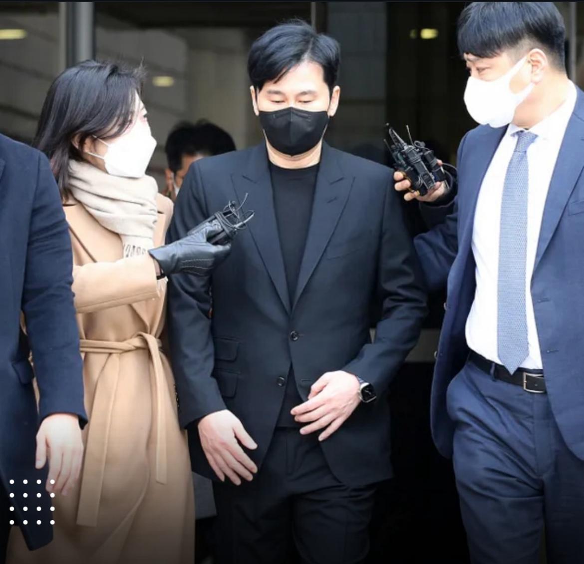 Produser eksekutif yg entertainment yang hyun suk (tengah) usai persidangan.