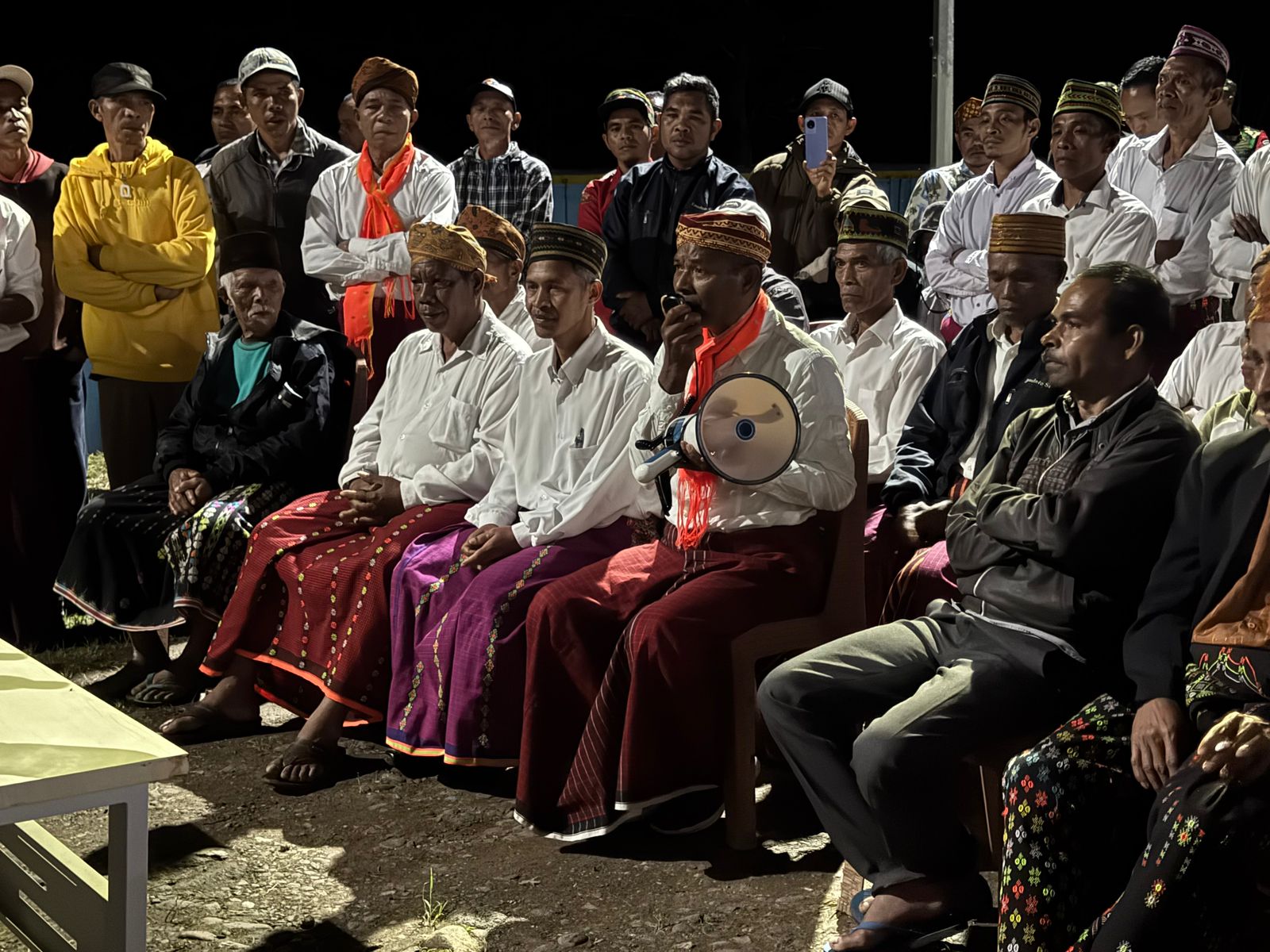 Suasana pertemuan Gubernur NTT Emanuel Melkiades Laka Lena dengan warga sekitar PLTP Ulumbu, Rabu (16/7).
