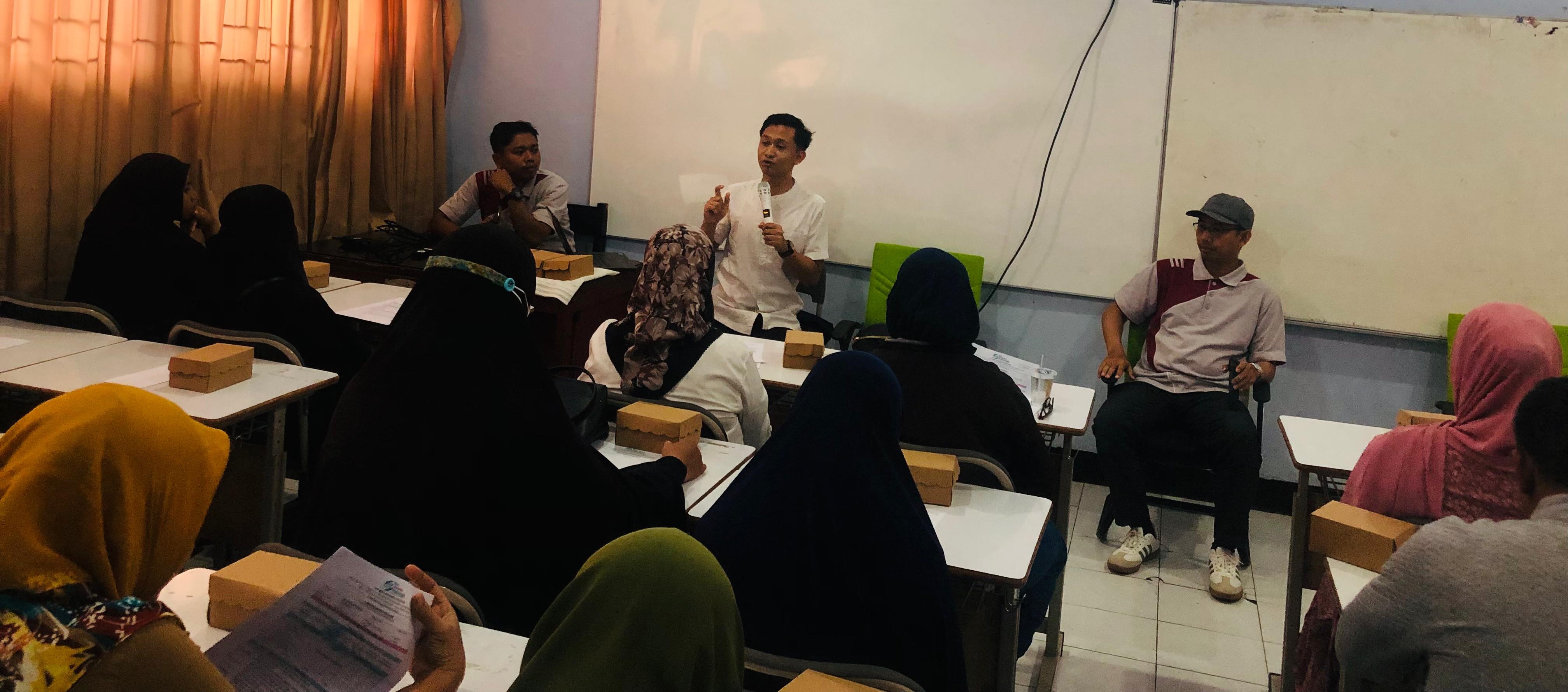 Para orang tua siswa baru MAN 3 Mataram menerima hasil psikotes terkait bakat dan minat anaknya.