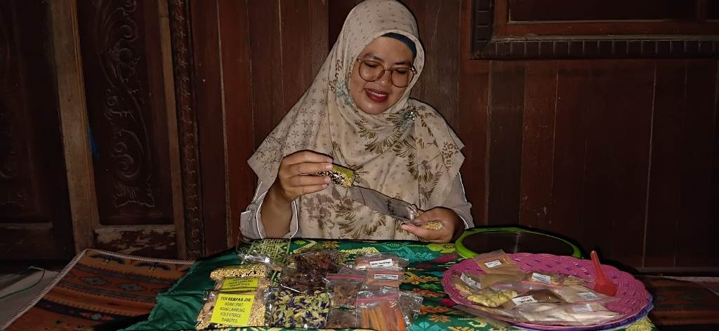 RACIK HERBAL: Irni Dwiastiti Irianto sedang meracik ramuan herbal di Gegutu, Jumat (18/7). (NURUL/LOMBOK POST)