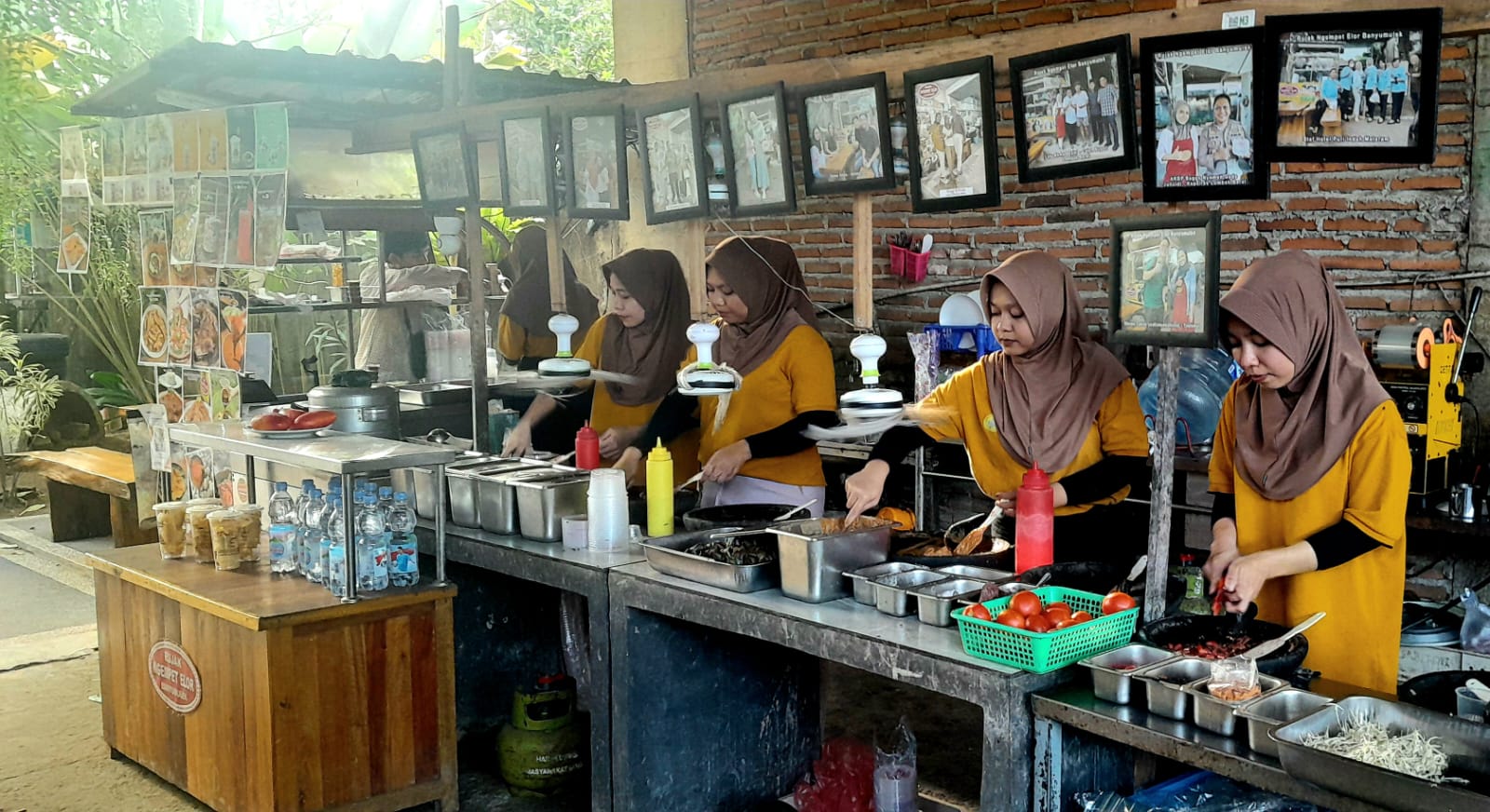 DIULEK LANGSUNG: Sejumlah karyawan Warung Rujak Ngempet Elor saat menyiapkan sambal ulek yang khas dan menggoda.