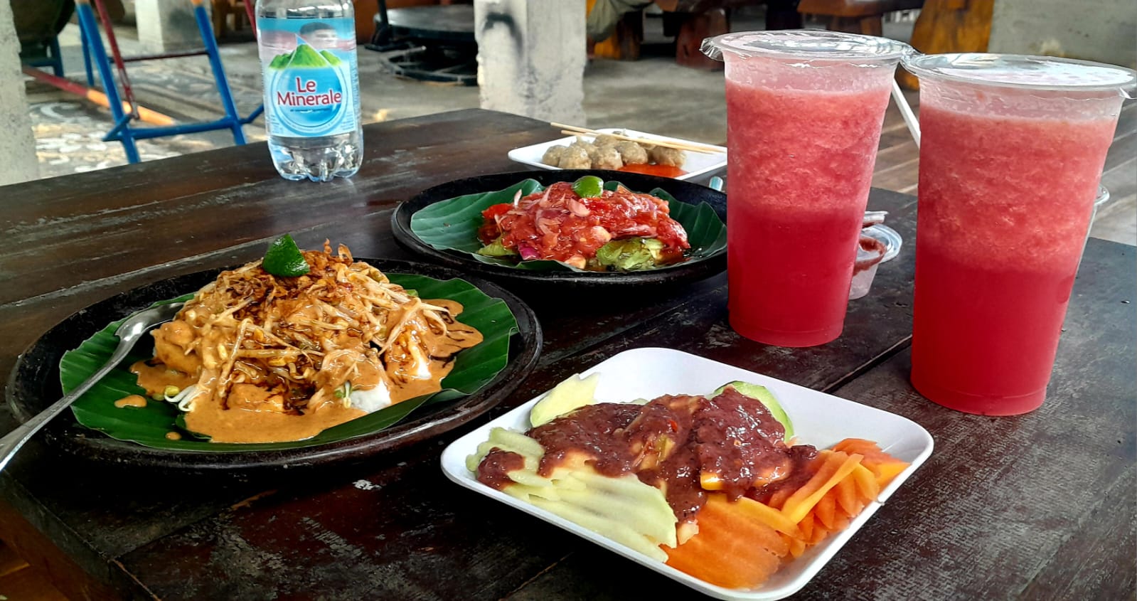 NIKMAT TAK TERTAHANKAN: Aneka makanan rujak dan makanan pedas tersedia di Warung Rujak Ngempet Elor Banyumulek.