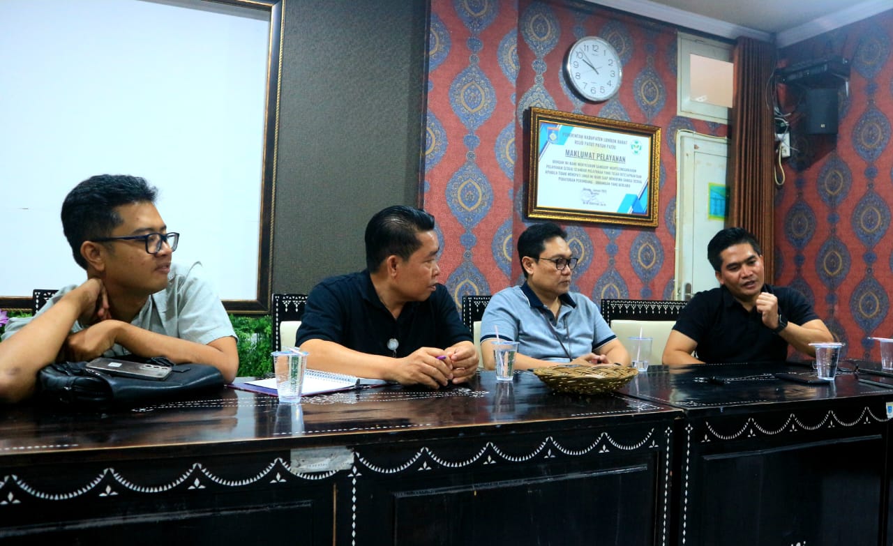 BERI PENJELASAN: Manajeman RSUD Tripat saat memberikan keterangan kepada wartawan, Jumat (18/7).