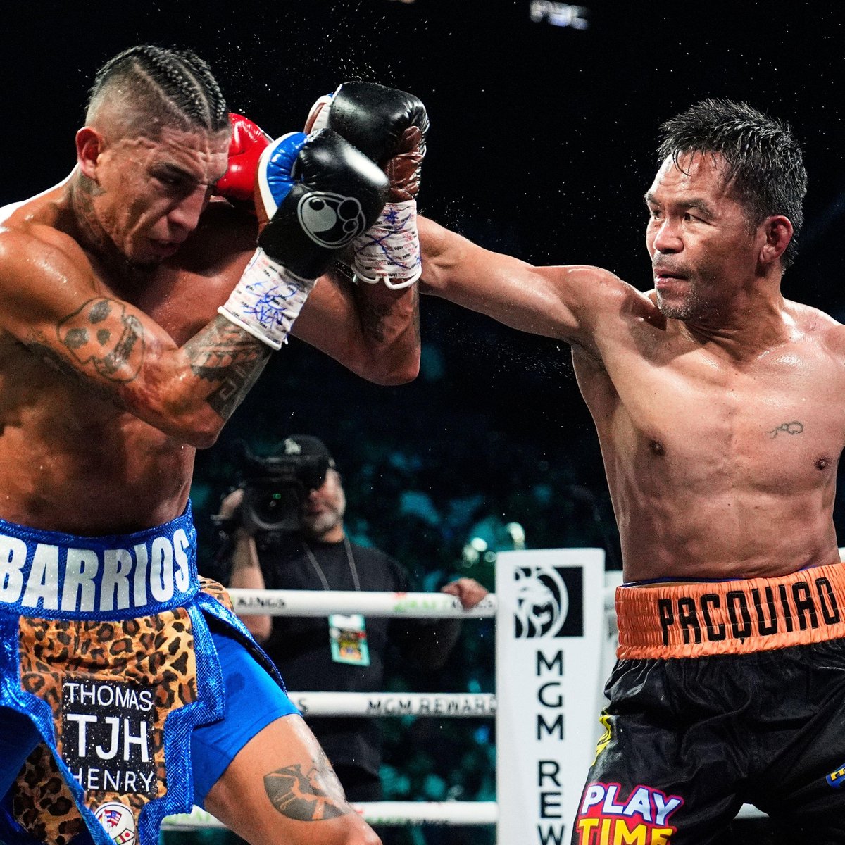 Duel Manny Pacquiao vs Mario Barrios berakhir imbang. Pacquiao pun gagal merebut sabuk juara dunia kelas welter versi WBC.