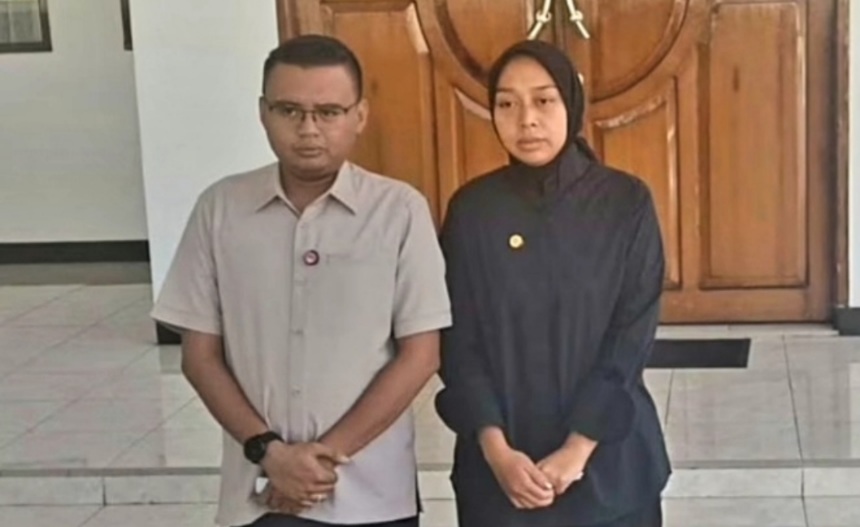 Wakil Bupati Garut, Putri Karlina dan suaminya, Maula Akbar, anak dari Gubernur Jawa Barat, Dedi Mulyadi menggelar konperensi pers terkait tragedi pernikahan mereka.