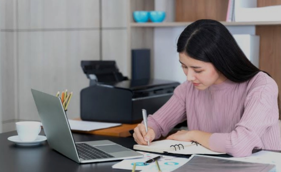 Aturan usia karyawan sesuai UU Cipta Kerja