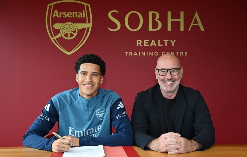 Talenta muda asal Belanda berdarah Indonesia, Demiane Agustien, resmi menandatangani kontrak profesional pertamanya dengan Arsenal.