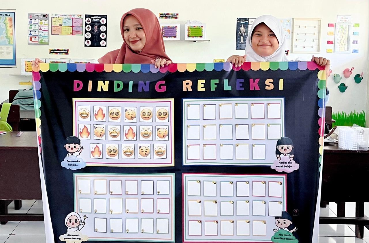 Elisa Fatmawati, guru SDN 8 Mataram menunjukkan dinding refleksi yang dibuatnya sebagai media pembelajaran.