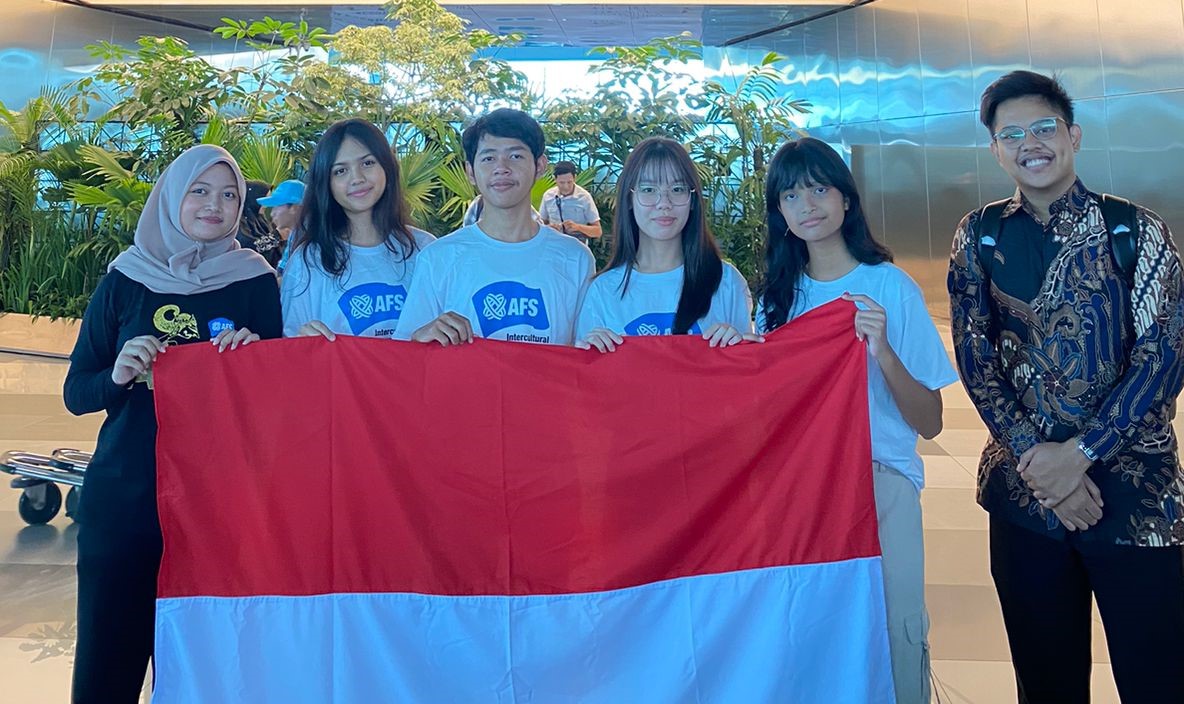 Siswa MAN 2 Mataram Yuri Hanif Ramadhana (tiga dari kiri) bersama tiga siswa lainya dari Indonesia terbang ke India dalam Pertukaran Pelajar AFS Global STEM.