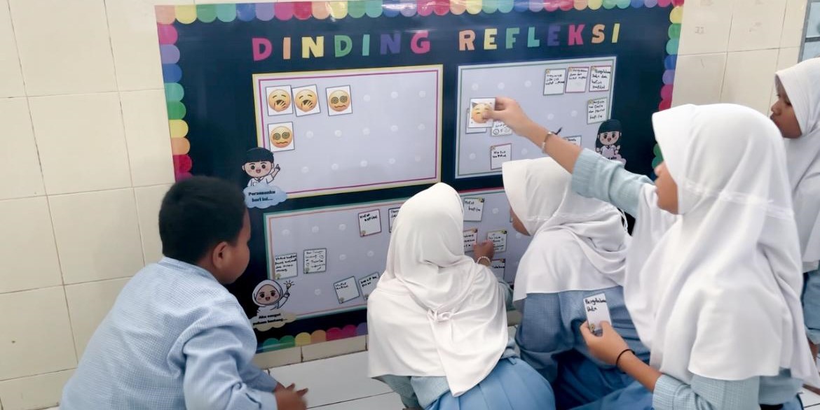 Siswa SDN 8 Mararam belajar menggunakan media refleksi belajar yang viral.