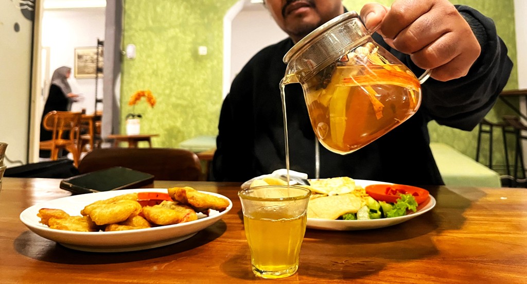 MINUMAN SEHAT KEKINIAN: Salah satu pengunjung sedang menikmati menu minuman Herbal Nostalgic yang banyak diminati di Nostalgic Coffee & Eatery, Mataram, belum lama ini.