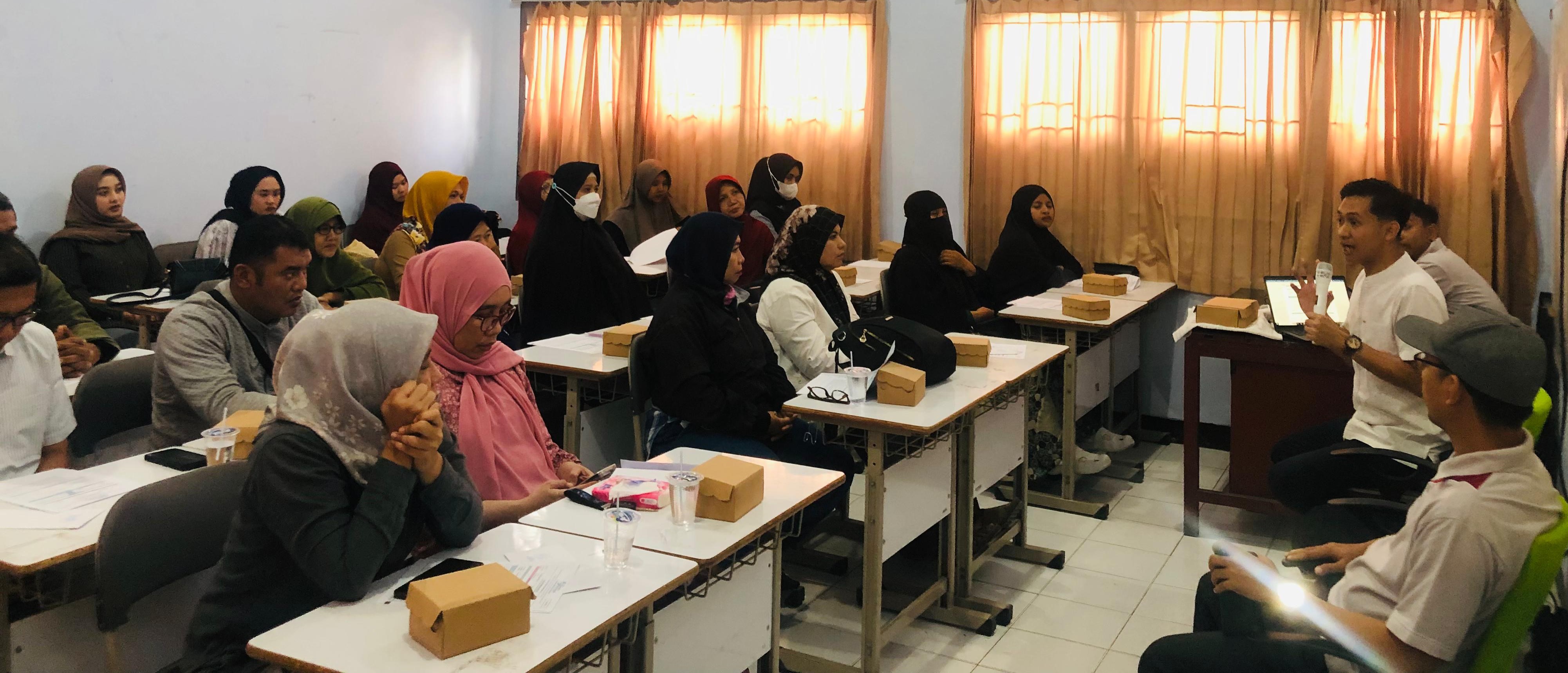 Para orang tua siswa baru MAN 3 Mataram konsultasi dengan psikolog terkait hasil psikotes anaknya di madrasah setempat.