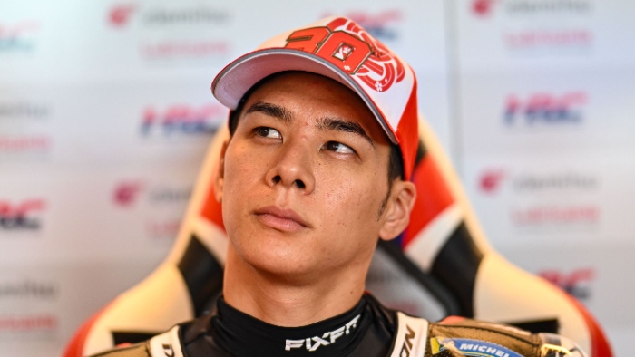 Takaaki Nakagami alami cedera ligamen lutut setelah kecelakaan di Sprint MotoGP Brno. Pembalap Jepang itu absen di GP Ceko 2025.
