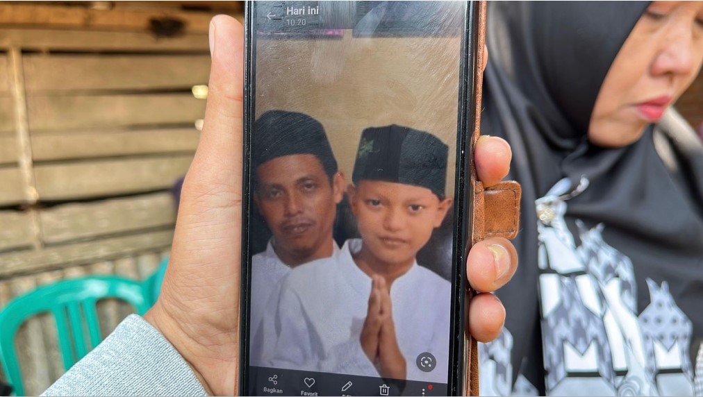 TINGGAL KENANGAN: Rafa dan sang ayah, Suwondo. Rafa tak pernah siuman sejak digigit ular pertengahan bulan (16/6) lalu sampai meninggal Minggu (20/7).