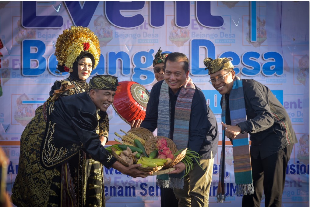 BEJANGO DESA: Gubernur NTB Lalu Muhamad Iqbal (dua dari kanan) bersama Sekda Lotim M Juaini Taofik (kanan) membuka event Bejango Desa Anjani di Kecamatan Suralaga, Lombok Timur.