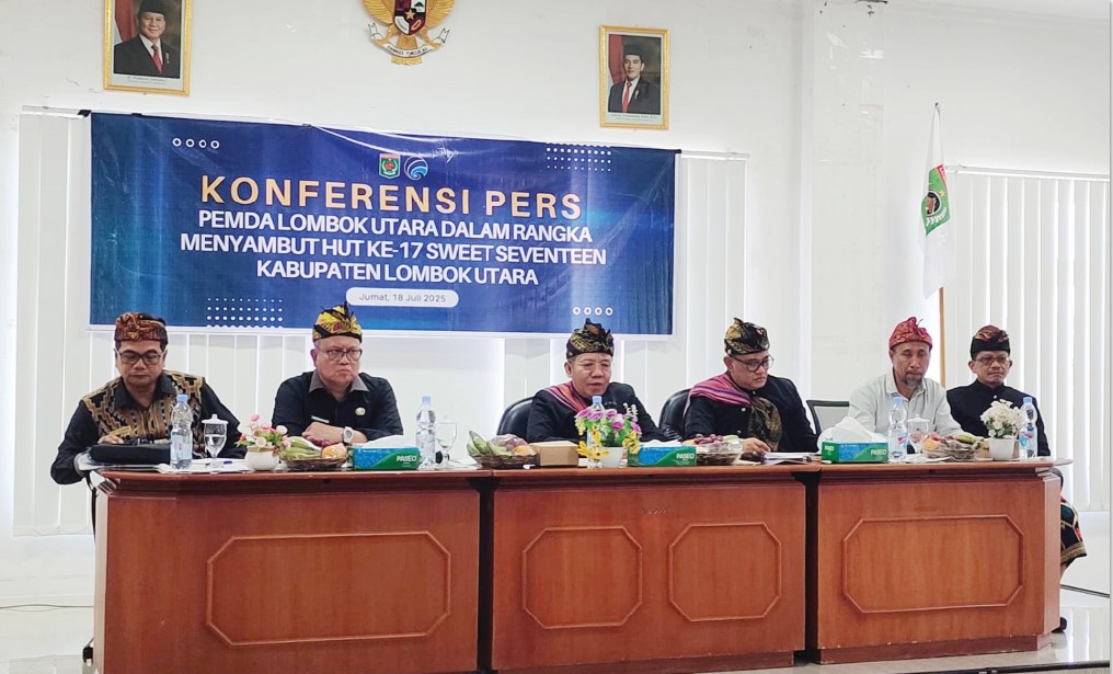 SEMANGAT MAJU: Bupati Najmul Akhyar (tiga dari kiri) bersama Wabup Kusmalahadi (tiga dari kanan), didampingi beberapa kepala OPD saat memberikan keterangan pers terkait HUT KLU ke-17 di Aula Kantor.