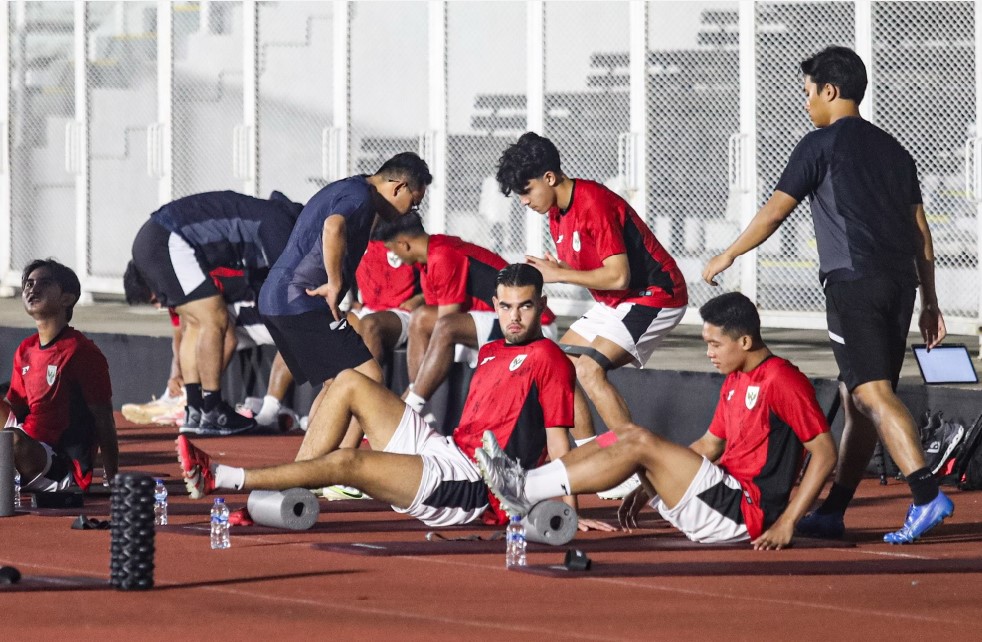 TETAP INCAR KEMENANGAN: Sejumlah pemain Timnas U-23 Indonesia mengikuti latihan di Stadion Madya, Kompleks Gelora Bung Karno, Senayan, Jakarta. Malam ini timnas Indonesia akan melakoni laga terakhir.