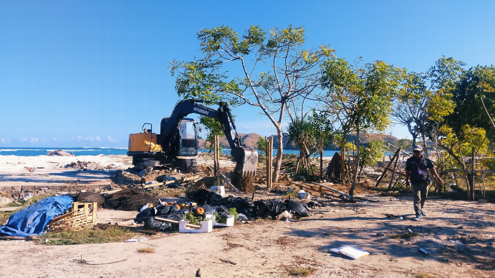 Alat berat ratakan sisa-sisa bangunan lapak ilegal di pesisir Pantai Tanjung Aan, Sengkol, Pujut, Lombok Tengah.