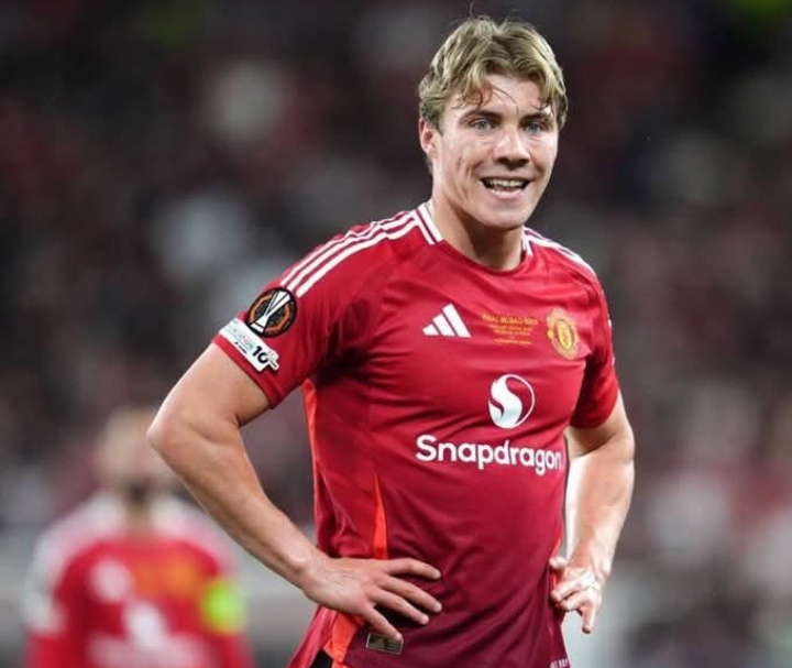 Rasmus Hojlund, striker Manchester United telah ditawarkan ke AC Milan oleh agennya.