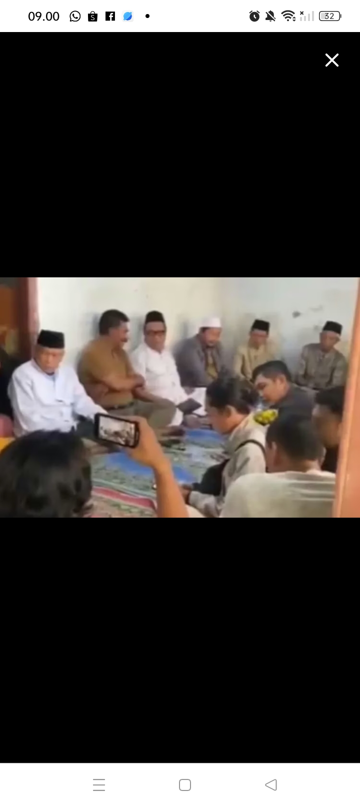 Setelah viral, wali murid yang mendenda guru sebesar Rp25 juta mendatangi kediaman Ahmad Zuhdi guna mengembalikan uang ganti rugi namun ditolak.