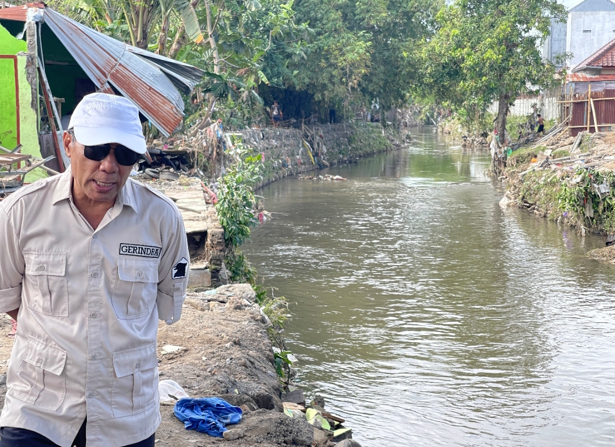 Muhtar meninjau sempadan sungai yang disapu banjir bandang di Kebon Duren, Selagalas, Sabtu (12/7).