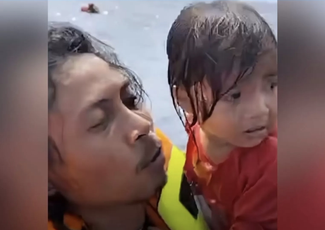 Aksi heroik Abdul Rahman Agu saat menyelematkan anak kecil dalam insiden kebakaran KM Barcelona VA di Perairan Pulau Talise, Sulawesi Utara, pada Minggu siang (20/7) (Istimewa).