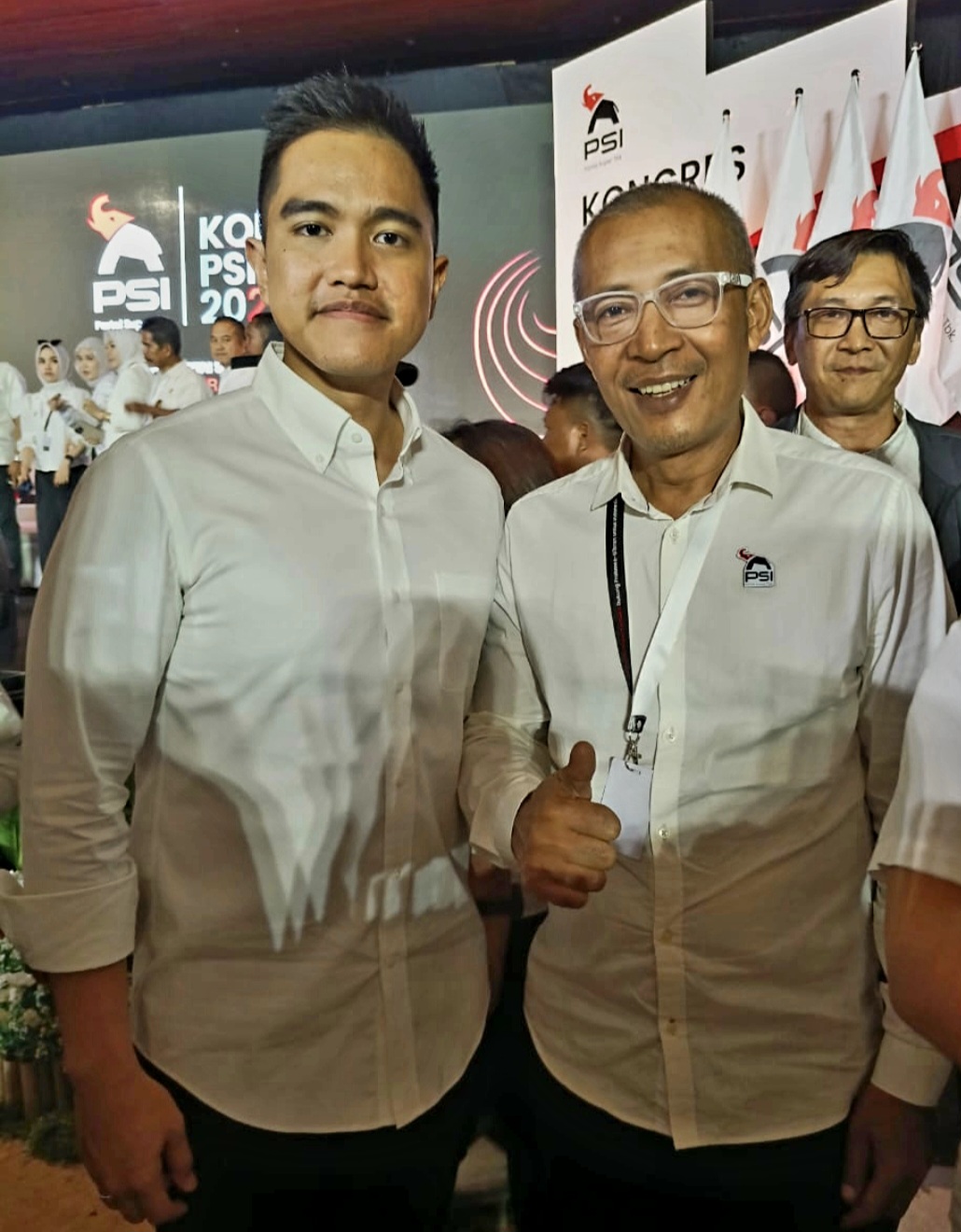 TATAP MASA DEPAN: Ketua DPW PSI NTB Ahmad Ziadi (kanan) bersama Ketua Umum PSI Kaesang Pangarep dalam penutupan Kongres PSI di Solo, Minggu malam (20/7).