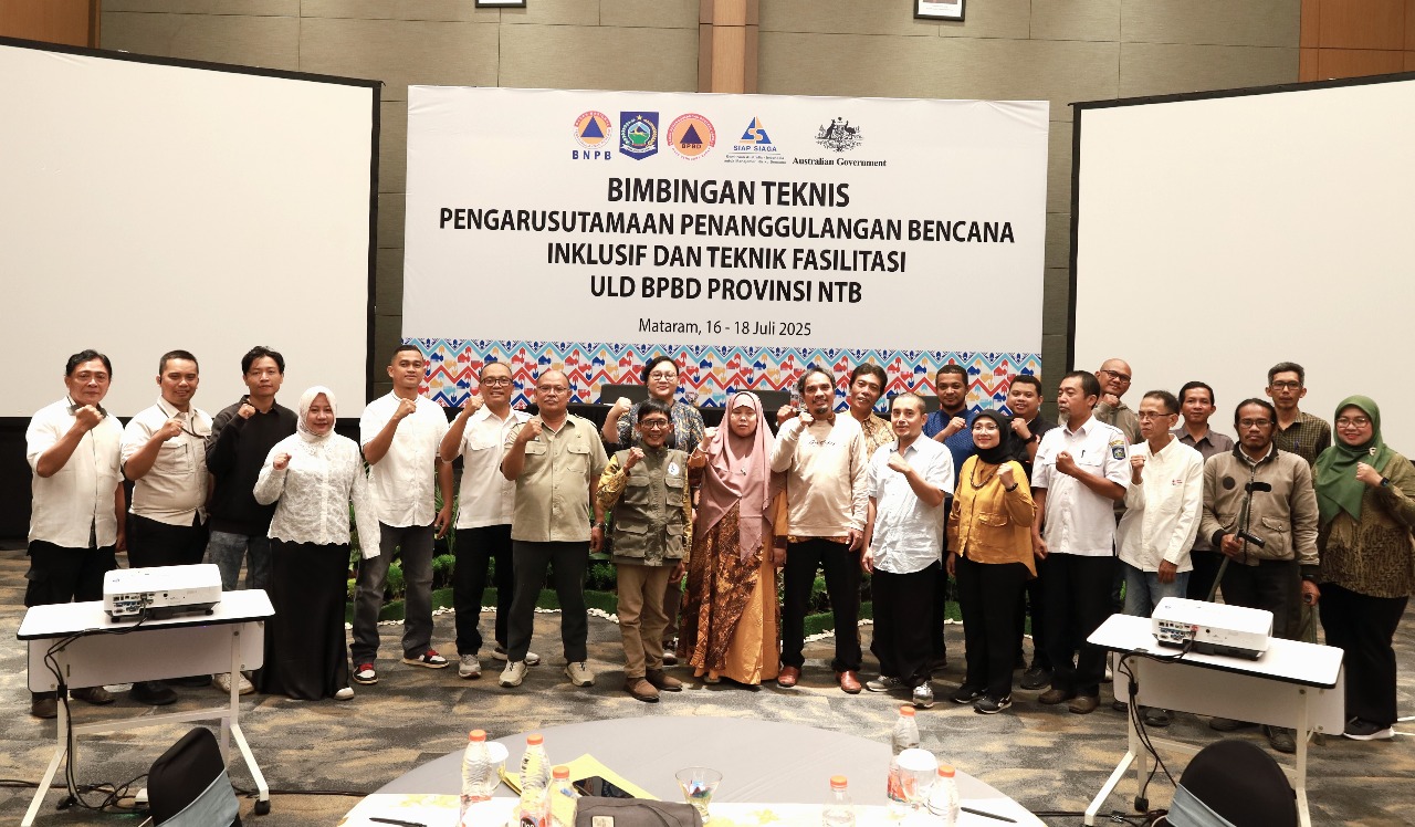 Peserta Bimbingan Teknis Pengarusutamaan Penanggulangan Bencana Inklusif dan Teknik Fasilitasi foto bersama. Kegiatan digelar selama tiga hari, 16-18 Juli di Mataram.