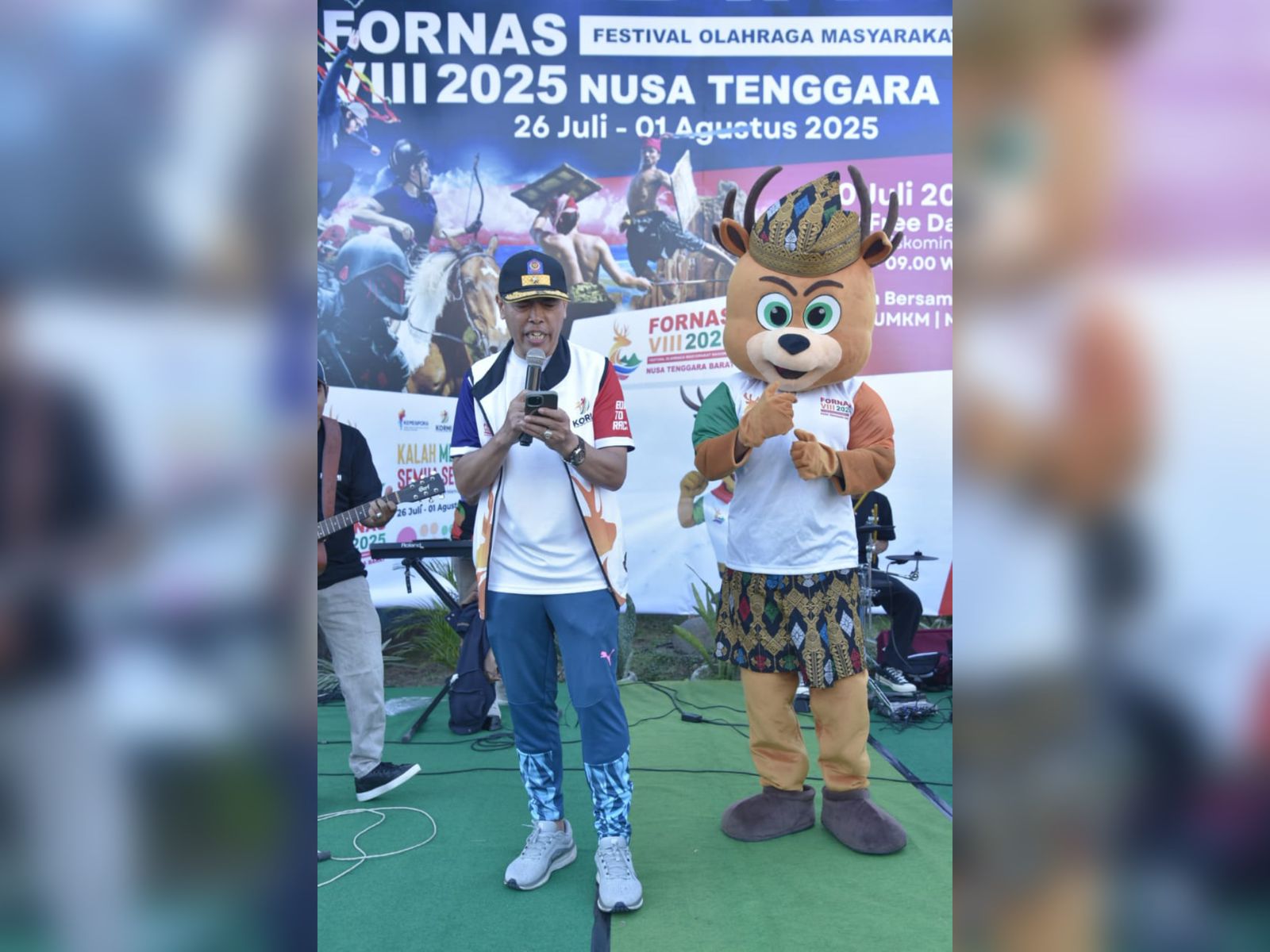 MERIAH: Maskot Fornas VIII 2025 si Mayung (kanan) bersama Kepala Diskominfotik NTB Yusron Hadi (kiri) di acara Gebyar Fornas VIII 2025, Minggu (20/7).