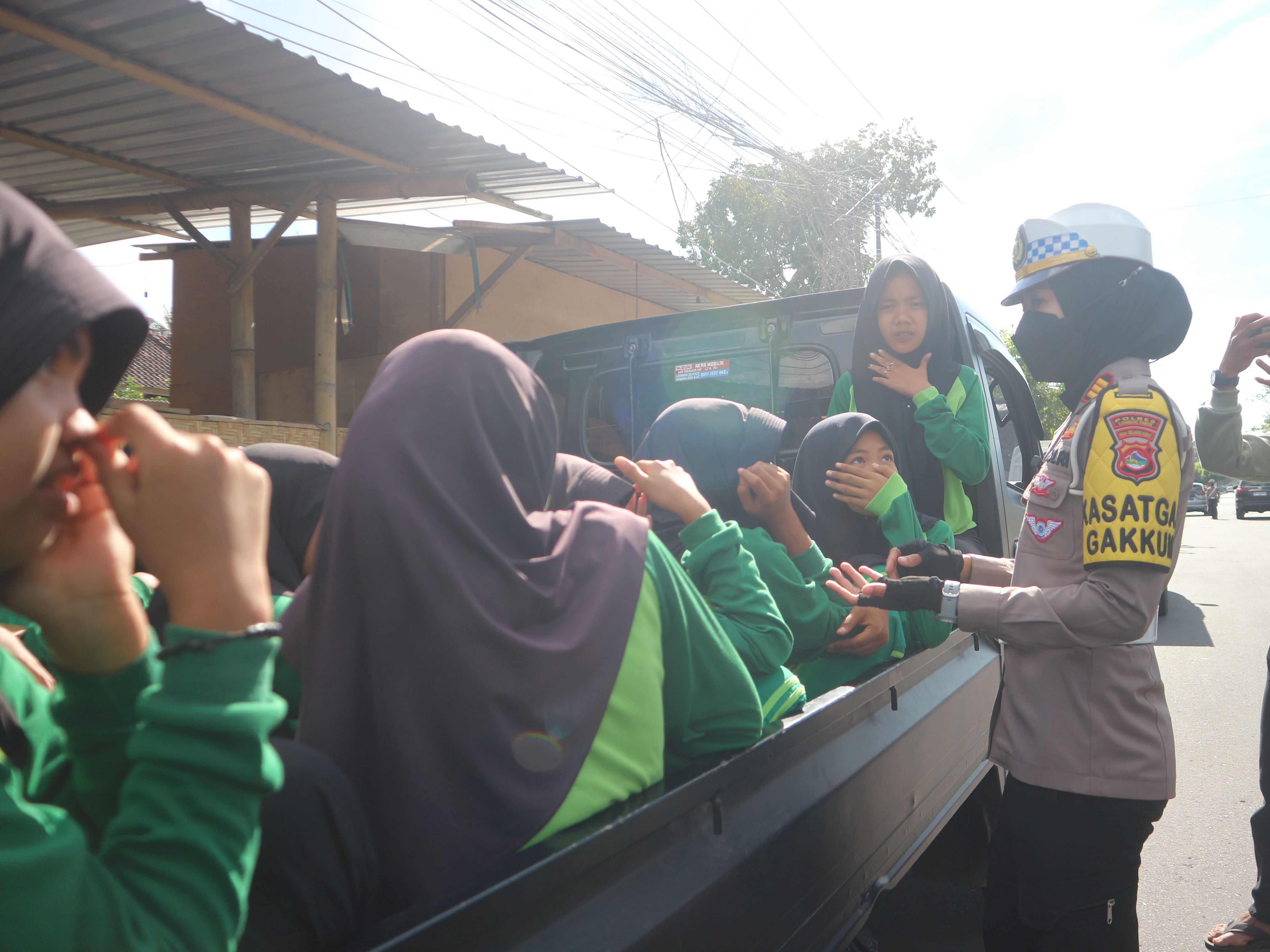 Kasat Lantas Polres Lotim AKP Tira Karista saat menghimbau penumpang yang diangkut menggunakan mobil bak terbuka