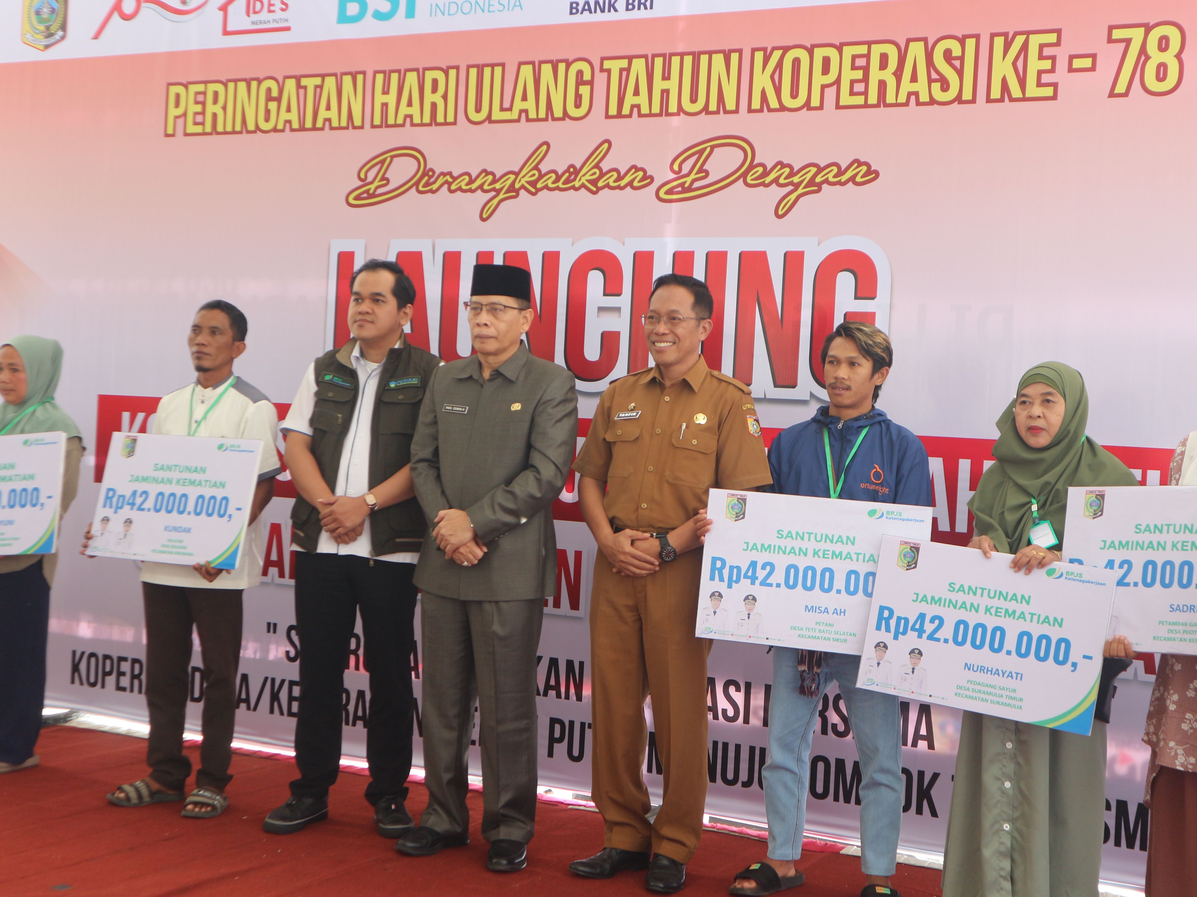 Kepala BPJS Cabang Selong bersama wakil Bupati Lotim saat menyerahkan klaim kepada ahli waris peserta BPJS Ketenagakerjaan pada saat launching Koperasi Desa Merah Putih, Senin (21/7).
