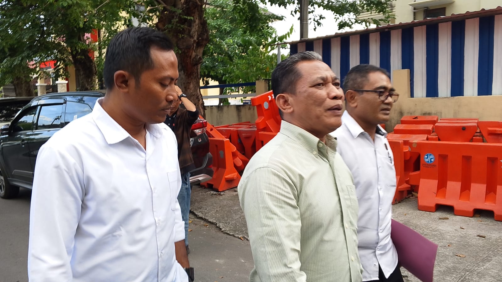 Tersangka korupsi pengadaan masker Covid-19 Cholid Tomassong Bulu dikawal penyidik saat hendak melakukan pemeriksaan kesehatan di Rumah Sakit Bhayangkara Polda NTB sebelum ditahan, Senin (21/7).