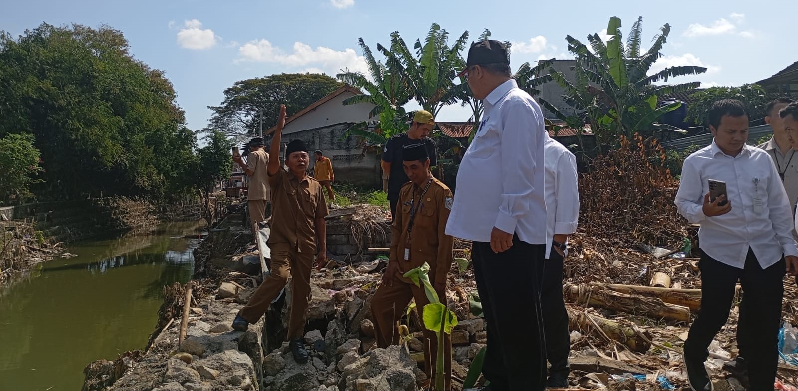 Mendikdasmen Prof Abdul Mu&rsquo;ti memantau SMPN 16 Mataram yang terdampak banjir, belum lama ini.