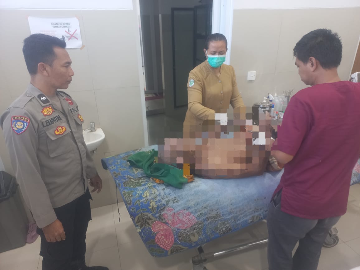 Pihak medis Puskesmas Pringgarata memeriksa kondisi mayat lansia di area persawahan Dusun Arjangka Selatan, Desa Arjangka, Pringgarata, Lombok Tengah