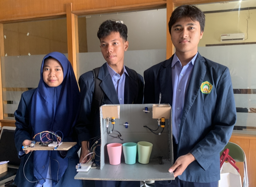 BERINOVASI : Siswa MAN 1 Mataram Diana Naloa Ulma bersama dua rekannya, Ibnu Malik Al Achmad dan M. Rio Huzair saat memperlihatkan mesin miniatur pengolah sampah ciptaannya.