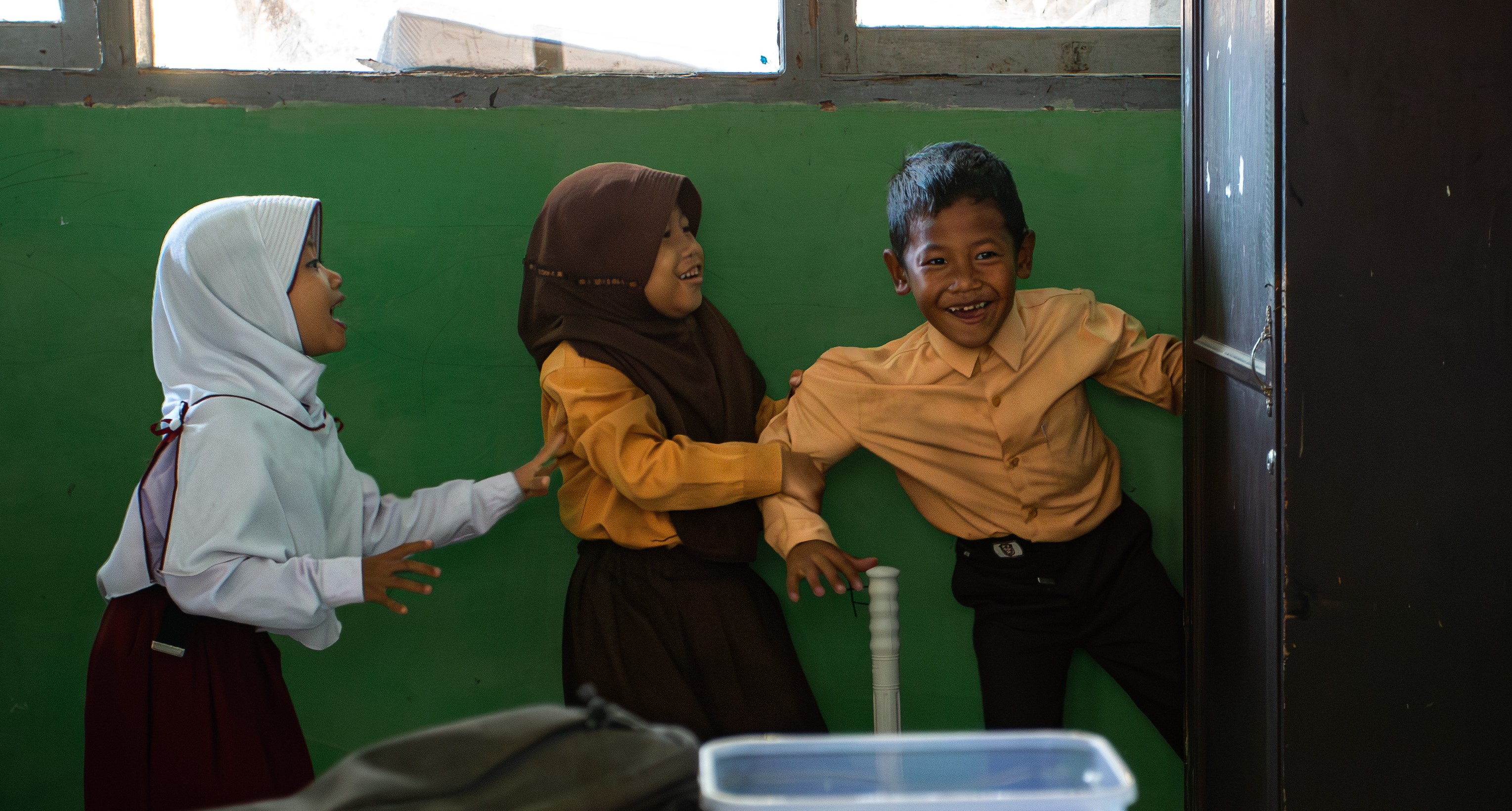 Nampak tiga murid SD di Kota Mataram bermain, tidak ada boleh ada perundungan.