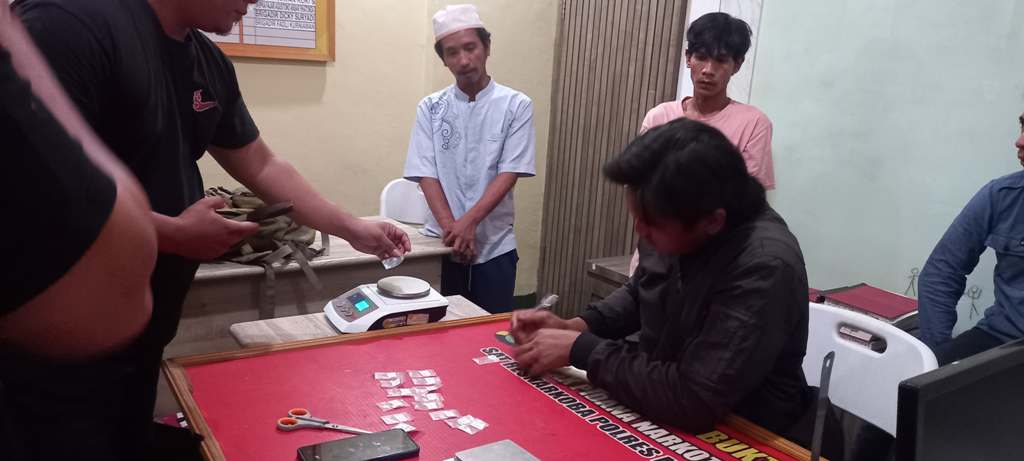 TAK BERKUTIK:Dua terduga pengedar sabu berinisial MM dan ISP diringkus tim Opsnal Polresta Mataram, Minggu (20/7).&nbsp;&nbsp;